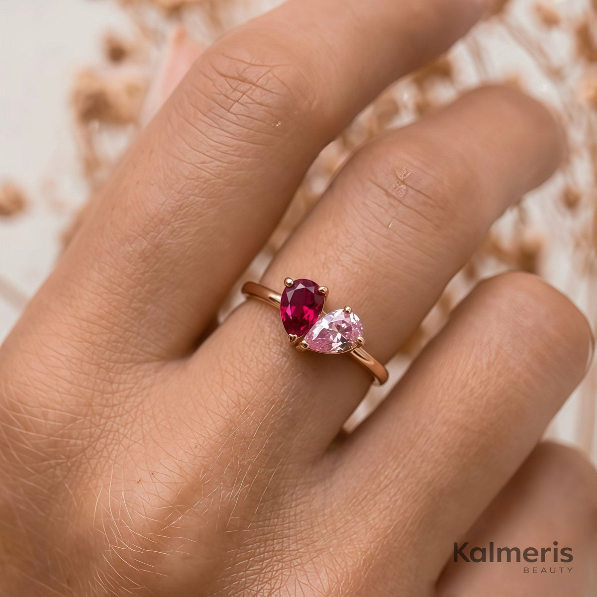 Liora Ring Detail an der Hand